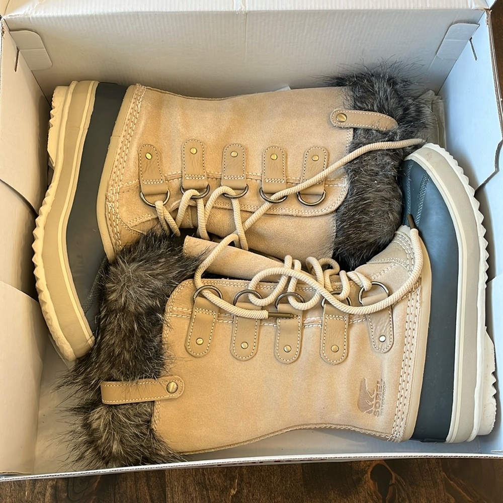 LIKE NEW Sorel Boots